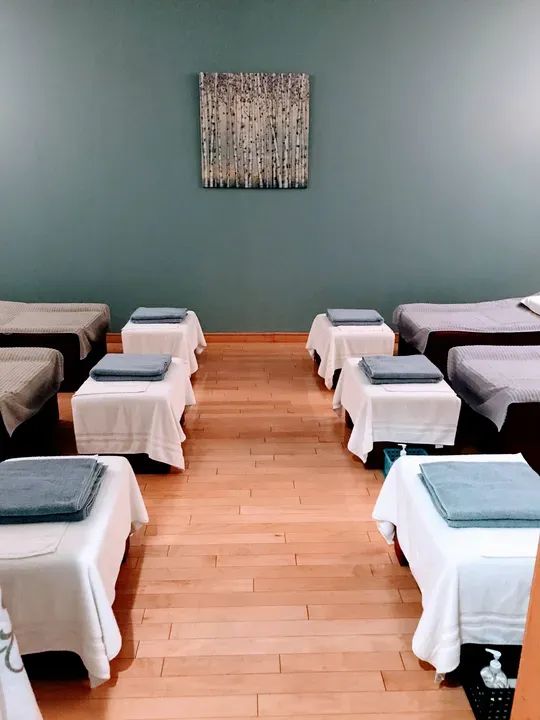 https://cdn.salonspotlight.com/photos/j7Rx4qCc9fLVHDUPy0vj/7da102f4-97ca-47af-b5a9-1fa7f7a5d14f_720x720