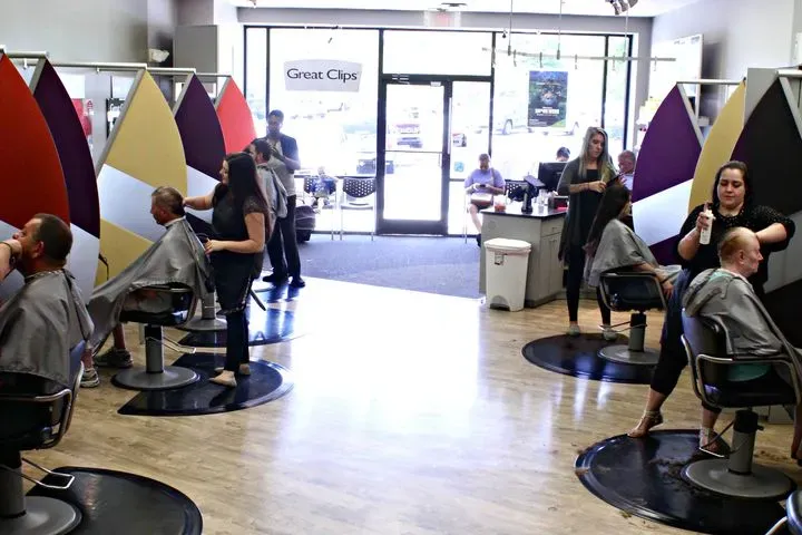 https://cdn.salonspotlight.com/photos/j8Y76BoCUGWwSV1QWHpu/b63656ab-dac4-476e-8c0b-7a0db169dad8_720x720
