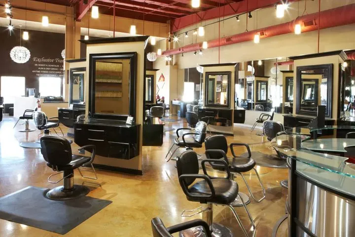 https://cdn.salonspotlight.com/photos/jCegA1pF9MsCGLShLrlI/0303d604-4dff-4eaf-b9f4-db13968e2f32_720x720