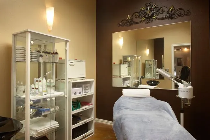 https://cdn.salonspotlight.com/photos/jCegA1pF9MsCGLShLrlI/9dc564b8-afd6-4bb5-ab3b-4990dacab588_720x720