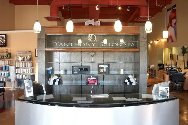 https://cdn.salonspotlight.com/photos/jCegA1pF9MsCGLShLrlI/e27518b5-6f44-4088-94a1-4c53ab7addd5_720x720