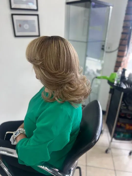 https://cdn.salonspotlight.com/photos/jCrnxak8wSDnn6jms66c/19e3174d-e0d2-4ea9-ae09-6c624856aecd_720x720