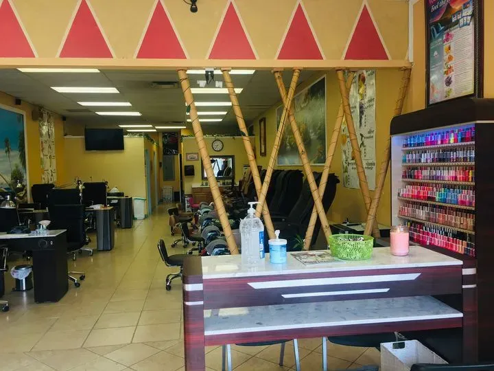 https://cdn.salonspotlight.com/photos/jGQlDPb7hGC48WRNbQzS/544877ca-c308-49e3-88c9-3a5ac73704f3_720x720