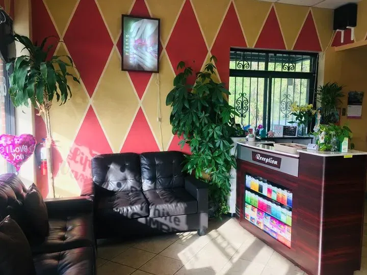 https://cdn.salonspotlight.com/photos/jGQlDPb7hGC48WRNbQzS/de8c9af5-929c-4d55-82d0-966f15ad7dd0_720x720