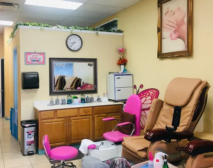 https://cdn.salonspotlight.com/photos/jGQlDPb7hGC48WRNbQzS/f40438d8-3663-4218-801c-8c240f438daf_720x720