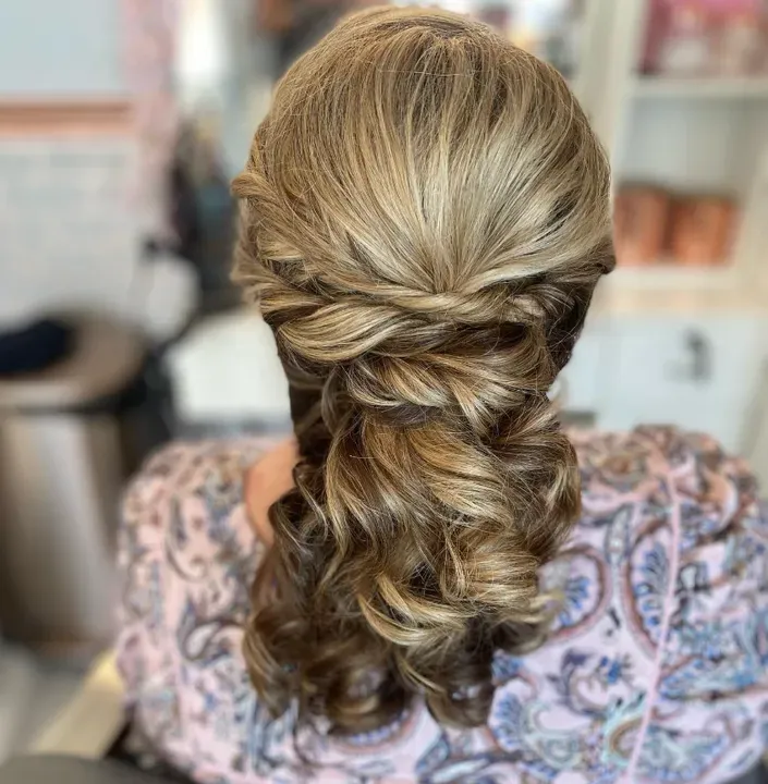 https://cdn.salonspotlight.com/photos/jHPM19tQDc4F8uj2Fe6B/0d1d79e9-085d-4c72-8b72-f838ace8d8c7_720x720
