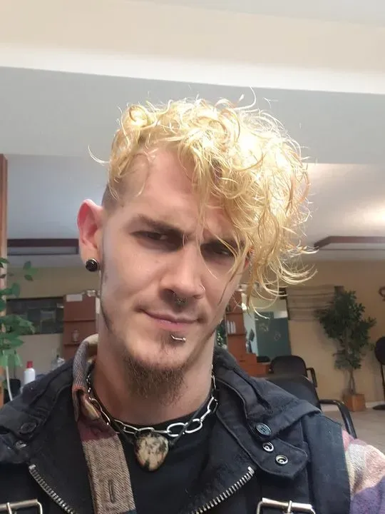 https://cdn.salonspotlight.com/photos/jJ13pTQFVk82V0MDrhI3/684a5792-834f-401d-acf1-91452b7c8717_720x720