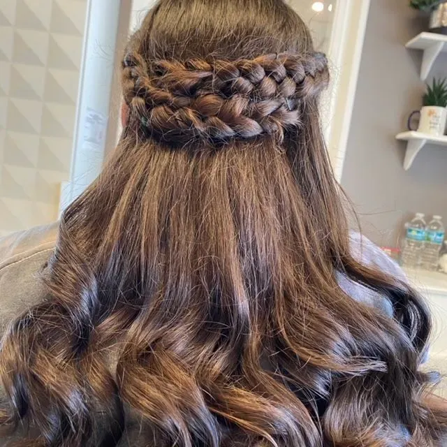 https://cdn.salonspotlight.com/photos/jJj4A1IycfUIkGNaq8dl/c0c3f7fe-86d0-41ac-aa80-f6824a766f75_720x720