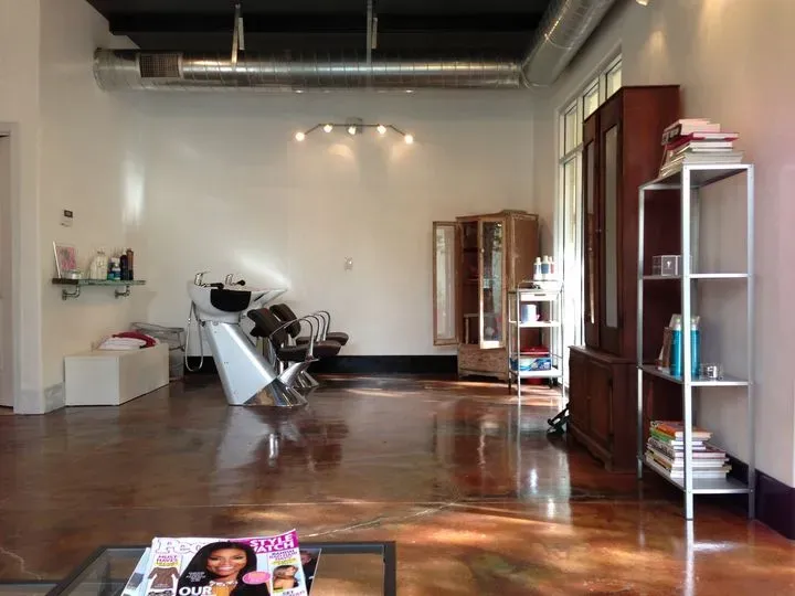 https://cdn.salonspotlight.com/photos/jJt6fKUp2E8Ia2Z5duij/0e98e7d5-171b-446c-b4f9-99fb90d8356a_720x720