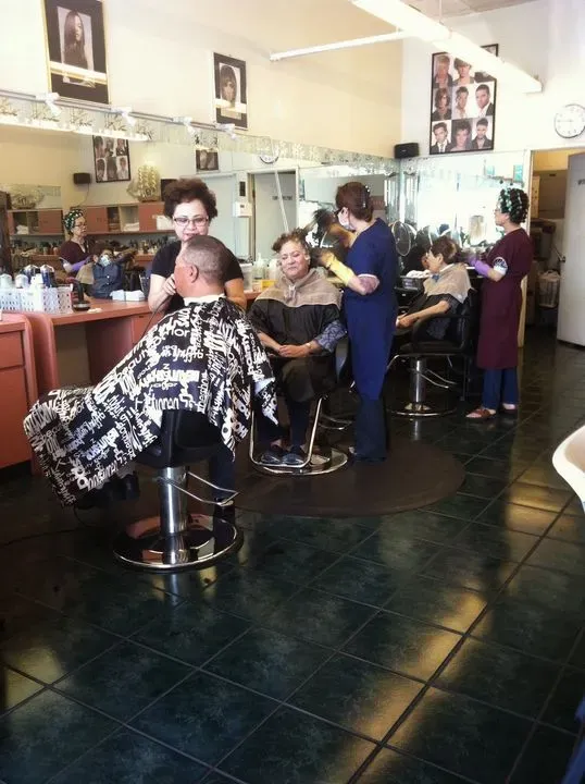 https://cdn.salonspotlight.com/photos/jMlYuvTIoLbj6iVlNp1t/2a5a8a2d-26c1-4603-832c-da63a4bf2144_720x720