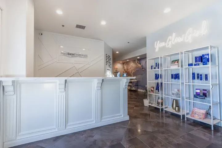 https://cdn.salonspotlight.com/photos/jNaaG3supS7IySfdth0I/53ddb5a4-317c-483f-9587-01e14e3225c1_720x720