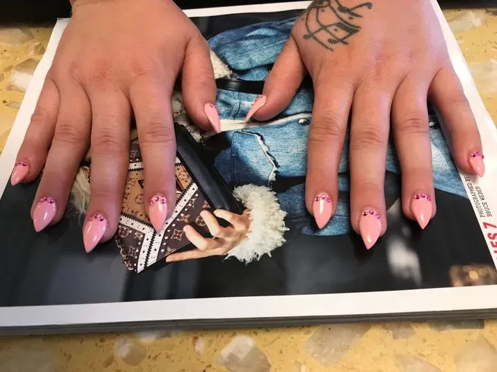 https://cdn.salonspotlight.com/photos/jO6PQq0jq3ErPvSA9rbN/7762ae3c-1d7c-4be7-bd47-28653724a5ea_720x720