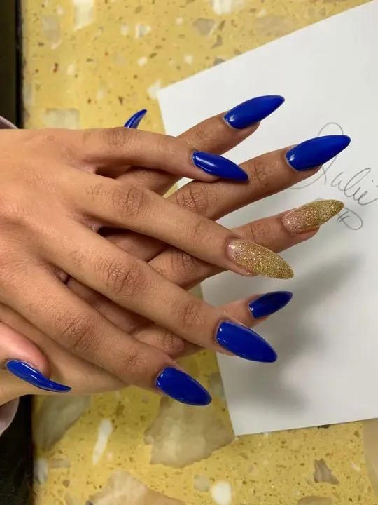 https://cdn.salonspotlight.com/photos/jO6PQq0jq3ErPvSA9rbN/c11427bb-75be-4447-b057-ae187f47eb8a_720x720