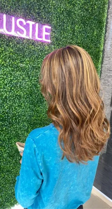 https://cdn.salonspotlight.com/photos/jPDqEhtbMqJ8CWd93sVm/12a09761-6c0b-4ba8-a188-086be870f845_720x720