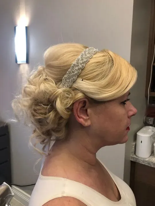https://cdn.salonspotlight.com/photos/jPDqEhtbMqJ8CWd93sVm/5508eb52-b9d0-44ff-bb22-199acff00bc4_720x720