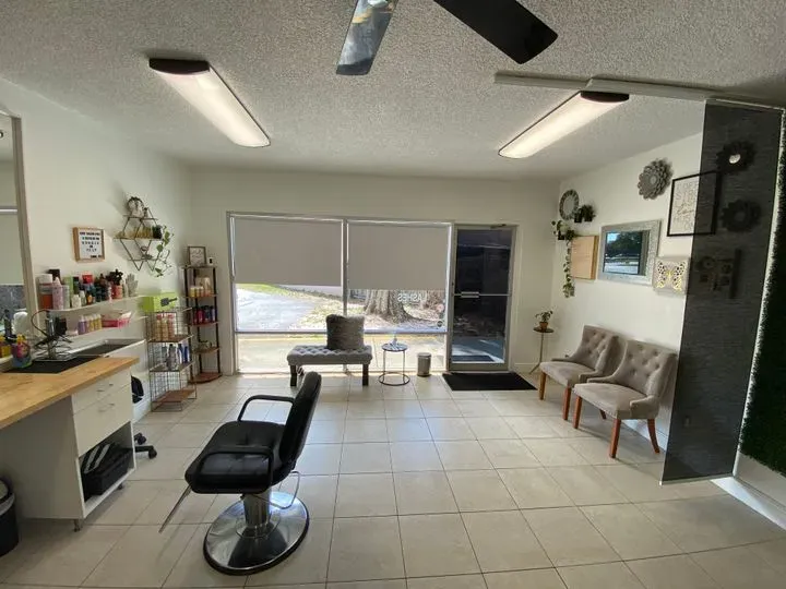 https://cdn.salonspotlight.com/photos/jPDqEhtbMqJ8CWd93sVm/a6b990df-9cfc-4899-9821-2ef1baff8a22_720x720