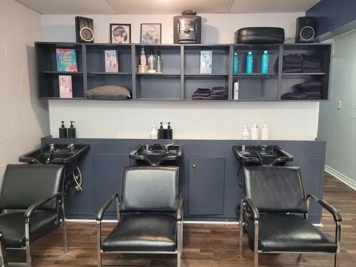 https://cdn.salonspotlight.com/photos/jQDfvdrWwEOjOvhPBhOt/8accabbc-6b85-488a-82de-2bbcbe799deb_720x720