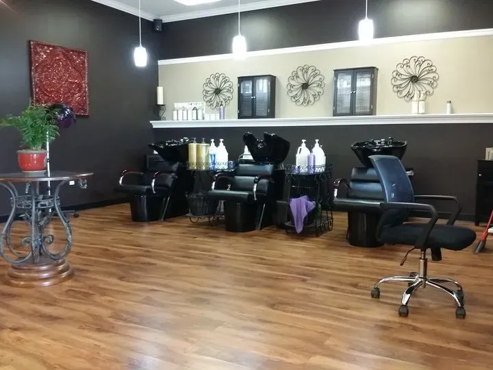 https://cdn.salonspotlight.com/photos/jUHawd6Q4CeFNdhKIWUp/b0411b44-9976-4359-b9a9-955e45c0869f_720x720