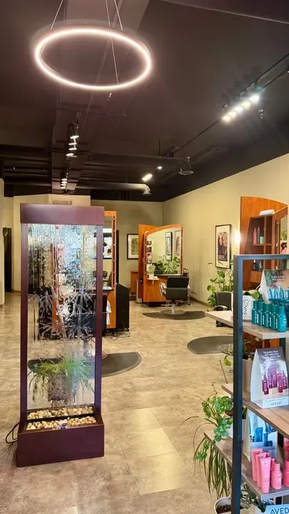 https://cdn.salonspotlight.com/photos/jVUZNWISkfWMRp6vEMGP/12f794a2-9357-45d9-8b86-bbc6c9664ee3_720x720