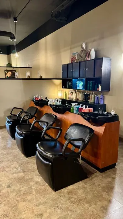 https://cdn.salonspotlight.com/photos/jVUZNWISkfWMRp6vEMGP/ee0e07e2-1a0b-4b93-899c-13058092f283_720x720