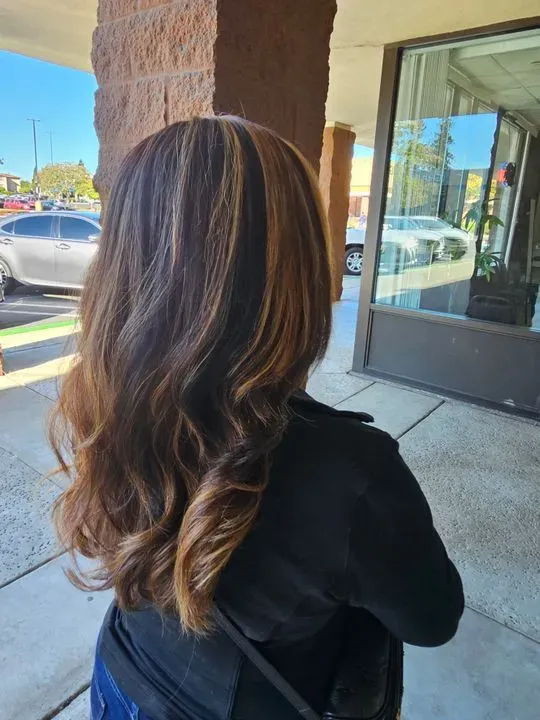 https://cdn.salonspotlight.com/photos/jXVXOROgVnPfdV3kAFWG/90a1a221-7034-4f60-b597-46ee791d3b37_720x720