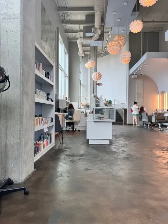 https://cdn.salonspotlight.com/photos/jcCByWFMRuAeEfXhW3cb/8edee702-aace-434f-af25-b7f87c952828_720x720