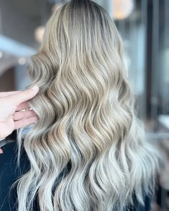 https://cdn.salonspotlight.com/photos/jcCByWFMRuAeEfXhW3cb/fb013106-cf28-421a-b6b1-a93d8a80e160_720x720