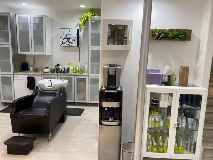 https://cdn.salonspotlight.com/photos/jclOYO6jfres7Qh8HWqw/435562e0-6837-4722-98f3-b3c8d920ce4b_720x720