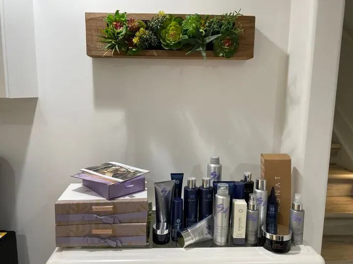 https://cdn.salonspotlight.com/photos/jclOYO6jfres7Qh8HWqw/6caa7ff0-e2c4-4151-9240-ae6d3d77b239_720x720