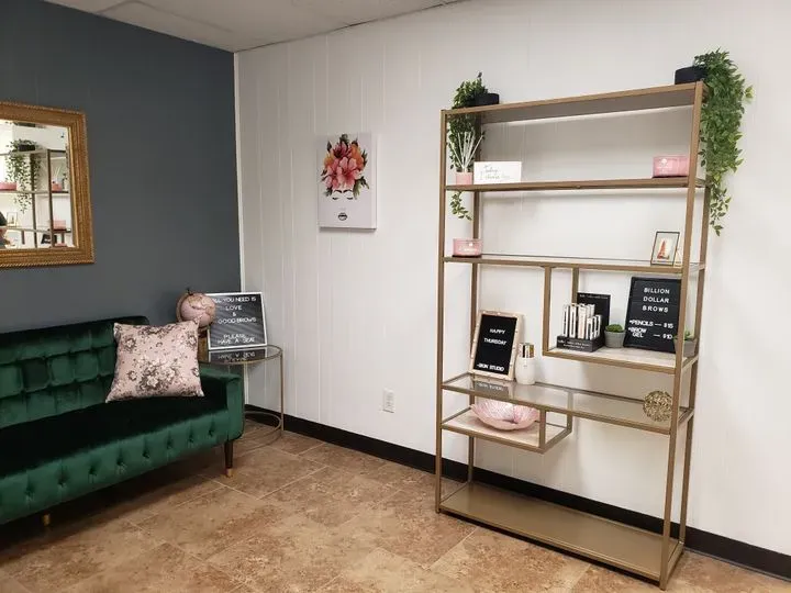 https://cdn.salonspotlight.com/photos/jeOyv02ZCDK9APrAGywc/68c872ff-90de-4389-ae35-82a87e5b1b56_720x720