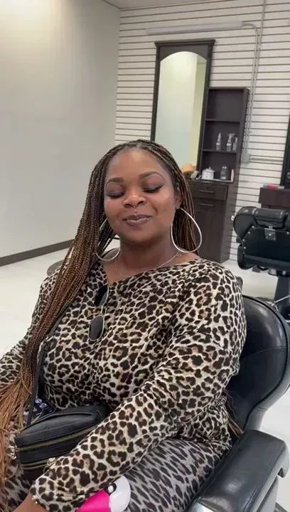https://cdn.salonspotlight.com/photos/jesBhdPGaHIVDCD7u40X/367a17c8-ca6e-49f4-b90f-1e1b8f053262_720x720