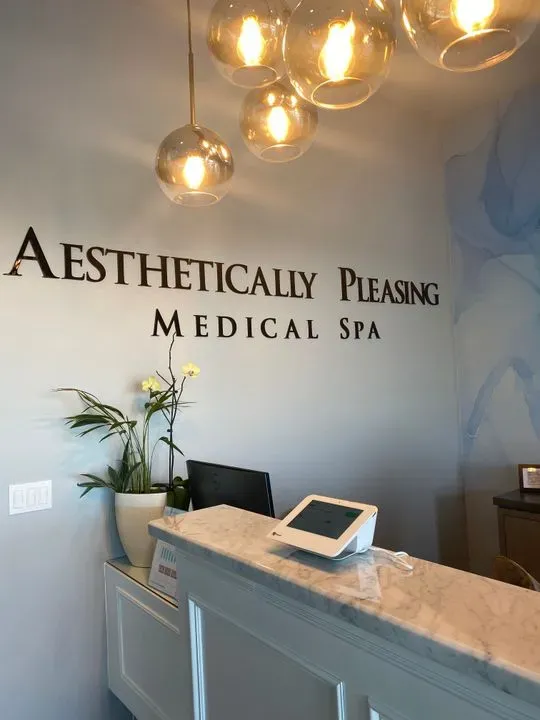 https://cdn.salonspotlight.com/photos/jifMnF0O4OU49QN1927h/46768eb7-d260-434f-b199-8a1021b2832b_720x720