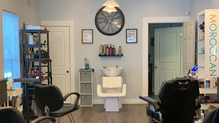 https://cdn.salonspotlight.com/photos/jjoeyhlzfOTYIlIPWjaU/2da08fad-186d-460b-9273-03e2307b6df6_720x720