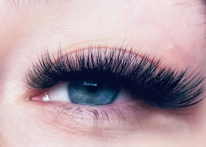 https://cdn.salonspotlight.com/photos/jkrkeFg4mTvEyA42TNzX/3ca52b96-ffc1-4386-b5ed-2d2ea1e8a3ad_720x720