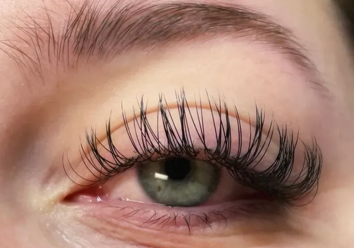 https://cdn.salonspotlight.com/photos/jkrkeFg4mTvEyA42TNzX/9b3aa165-f542-403d-9fa0-036ace9dab4c_720x720