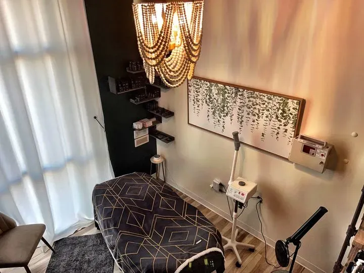 https://cdn.salonspotlight.com/photos/jn6ZE6cviJgj0z7OycPY/402bd745-1d3c-4c73-bc7a-f14f3a875a95_720x720