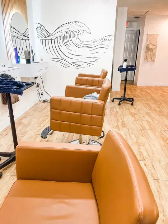 https://cdn.salonspotlight.com/photos/joEUjf0Uh2WtmBMnhdGO/05ec0057-0989-4deb-bda6-92f6bd5b4b0d_720x720