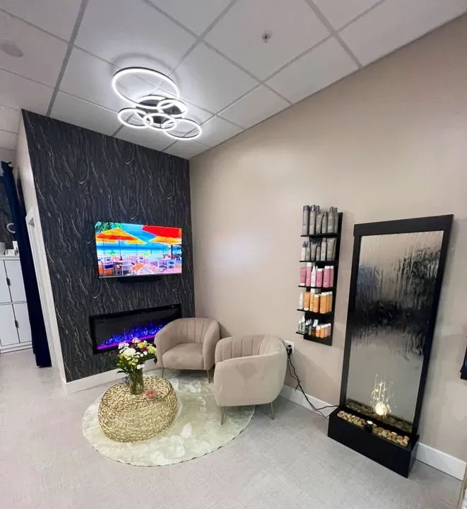 https://cdn.salonspotlight.com/photos/joIRchPiJTO6TMe5SwrX/a9be74bf-245e-44fb-8d16-8a4967bda400_720x720