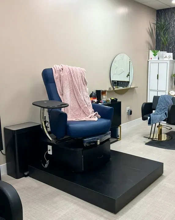 https://cdn.salonspotlight.com/photos/joIRchPiJTO6TMe5SwrX/dc6eddbf-2f71-4919-b504-cbad5ca65a50_720x720