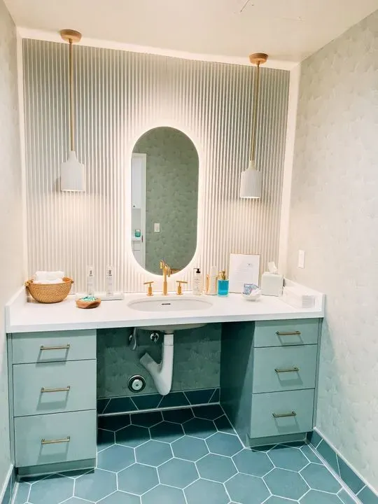 https://cdn.salonspotlight.com/photos/jqOqXGAWzWx7vzJIOYg9/175f3750-81fe-4c39-8e60-0808cf4f5727_720x720