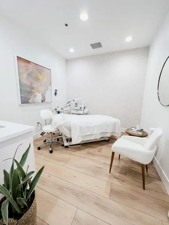 https://cdn.salonspotlight.com/photos/jqOqXGAWzWx7vzJIOYg9/c9a93a74-ee43-4d8b-8ad8-ca3841e0a166_720x720