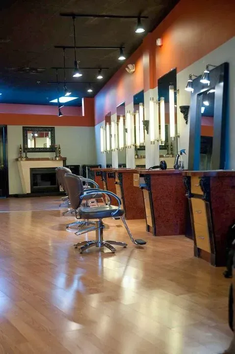 https://cdn.salonspotlight.com/photos/juC1gUsTw5brdpqC3doS/0baecc28-cb52-4ac4-9c39-f4c68b22f100_720x720