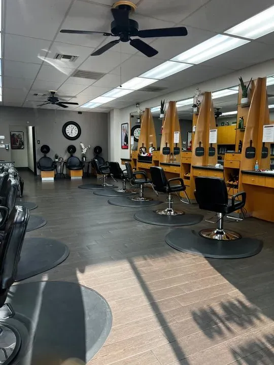 https://cdn.salonspotlight.com/photos/jyGnV8f5161Z988mYfac/0e6205b3-1e00-477c-9461-13219a5f8336_720x720