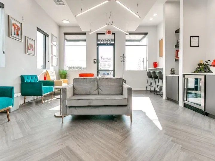 https://cdn.salonspotlight.com/photos/k1Nm48eMW6wkc2qd9zVo/2c1f37d0-57ac-499d-b7b3-ca69e7c0ad0d_720x720