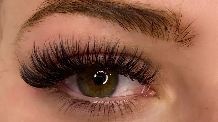 https://cdn.salonspotlight.com/photos/k1hDhAN3I5gy5tcqLctl/f01cc88b-22de-4e7e-b1d0-b83f78d40e90_720x720