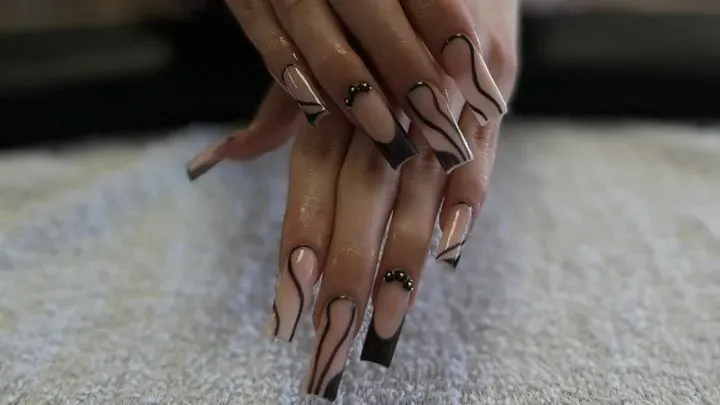 https://cdn.salonspotlight.com/photos/k2nXJjjurTCFkWbOQwjX/1b79e0eb-442b-4775-a0a5-8d66941a6a01_720x720