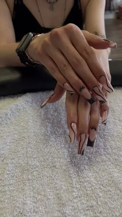 https://cdn.salonspotlight.com/photos/k2nXJjjurTCFkWbOQwjX/a42a0467-5d3b-4b86-924d-7b6499803b42_720x720