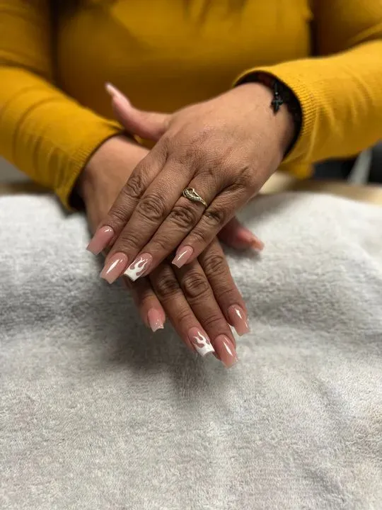 https://cdn.salonspotlight.com/photos/k2nXJjjurTCFkWbOQwjX/ca428f21-a75a-46a2-b6b1-7bc17a707cf4_720x720