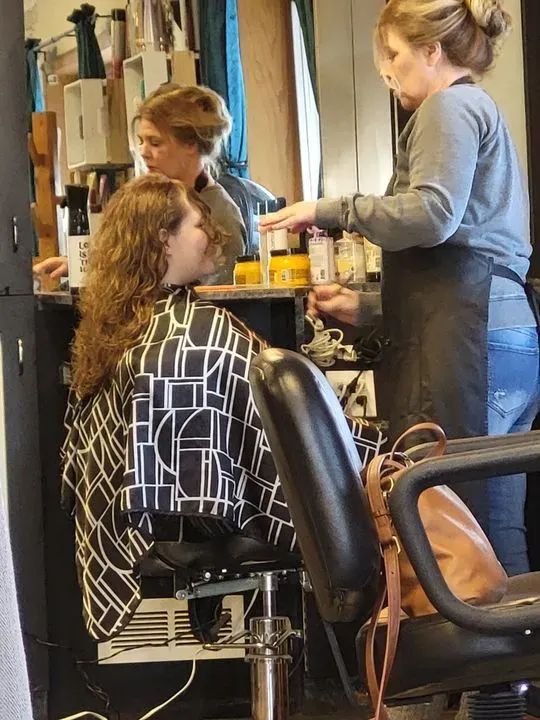 https://cdn.salonspotlight.com/photos/k4CfcqUevBNpNthfPhfI/3ee2d29d-a987-47d6-a806-3c2711d71048_720x720