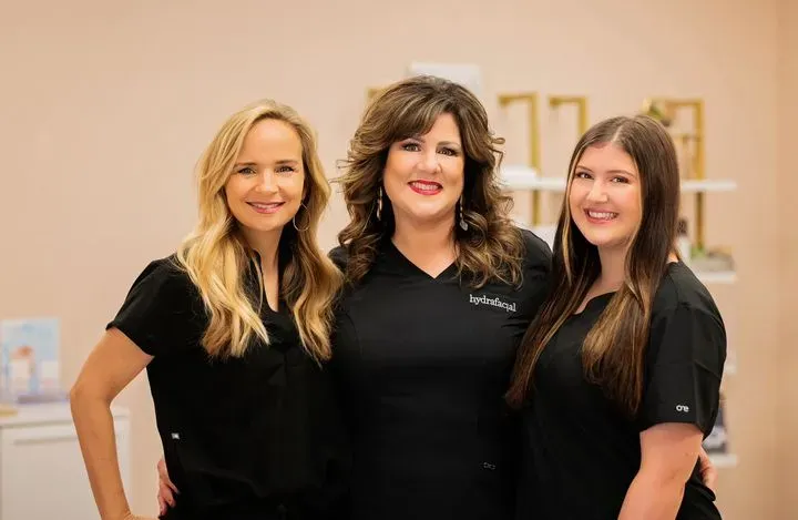 https://cdn.salonspotlight.com/photos/k4tUlYxPE5ch9PYNkkPh/d09382a6-d4e2-42ab-b688-a53110138993_720x720